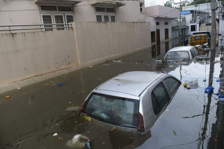 Gambar-gambar dramatis menunjukkan mobil-mobil hanyut oleh air yang berputar-putar, jembatan terendam oleh sungai yang meluap, dan truk-truk yang terdampar di jalan-jalan yang terendam banjir pada Rabu, 14 Oktober 2020.