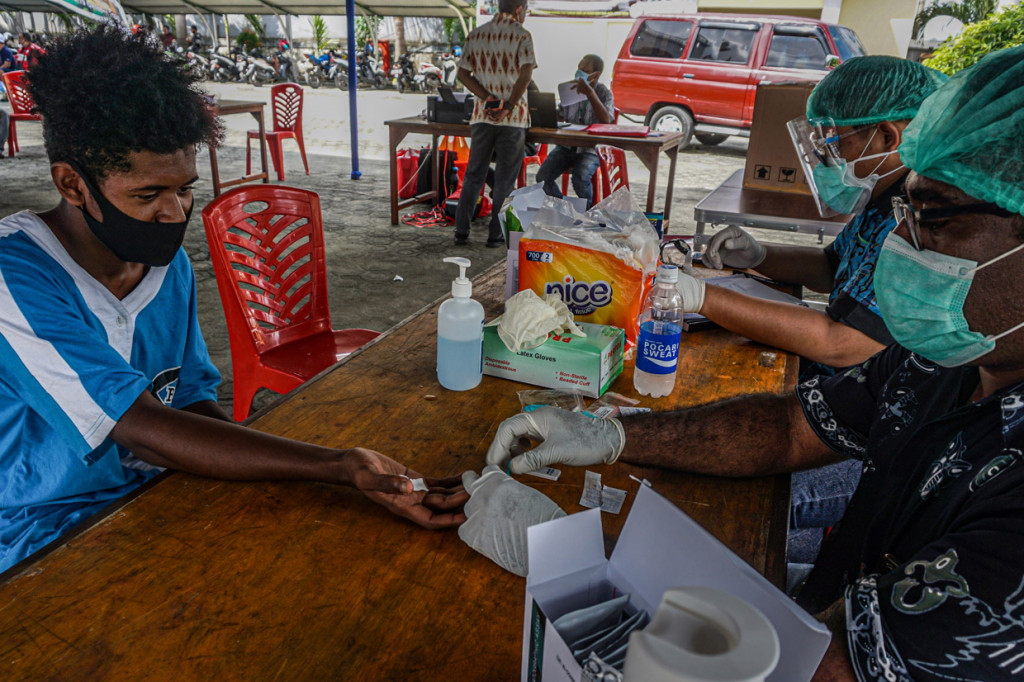 Petugas mengambil sampel darah seorang warga di posko Dinas Kesehatan (Dinkes) Provinsi Papua, Kota Jayapura, Kamis, 15 Oktober 2020.