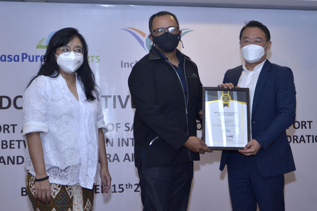 Deputy Director of Overseas Business Group Incheon International Airport Corporation (IIAC) Korea Selatan Vin Kim (kanan) menyerahkan sertifikat Safe Corridor Initiative (SCI) kepada Direktur Pengembangan Usaha PT Angkasa Pura I (Persero) Dendi T. Danianto (tengah) dan Direktur Pemasaran dan Pelayanan PT Angkasa Pura I (Persero) Devy Suradji (kiri) di Badung, Bali.