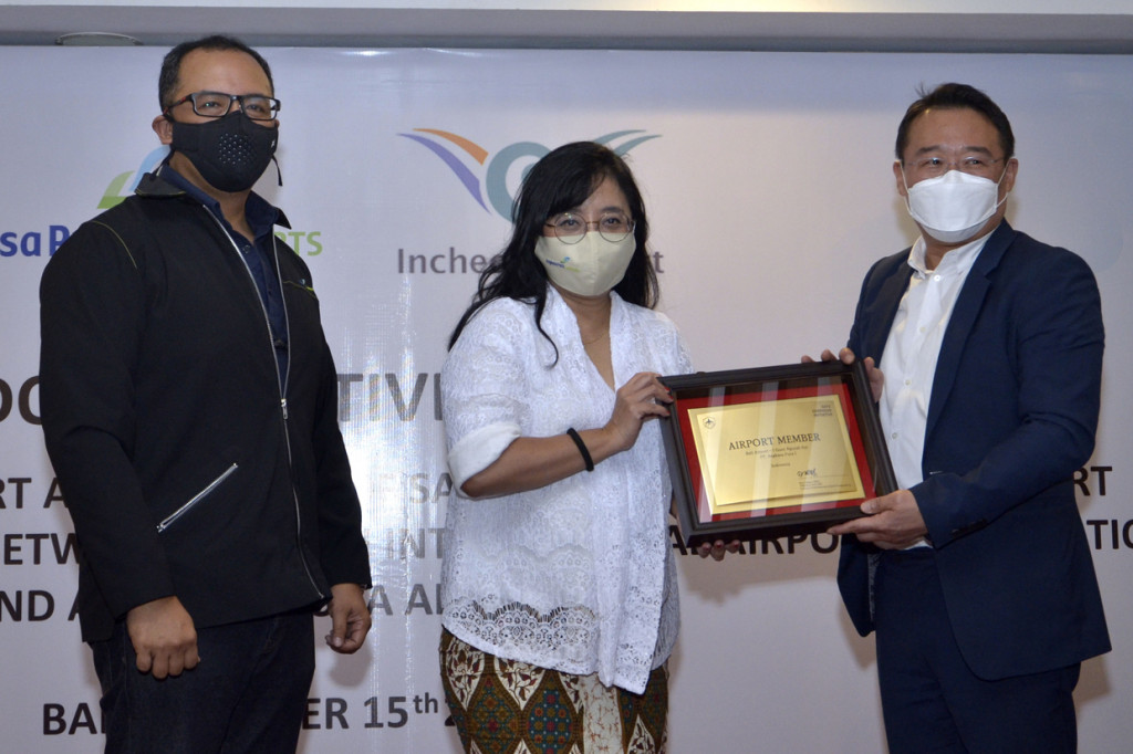 Bandara I Gusti Ngurah Rai Bali yang dikelola Angkasa Pura I berhasil meraih sertifikat SCI atau Inisiasi Koridor Sehat dari IIAC setelah melalui tahap penilaian terkait dengan penerapan protokol kesehatan dan keamanan penanganan pandemi Covid-19.