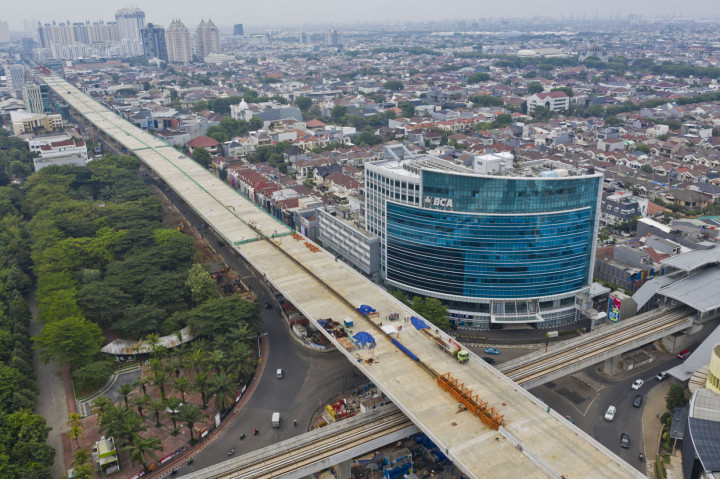 Foto udara pembangunan ruas tol layang Kelapa Gading-Pulogebang di Kelapa Gading, Jakarta.