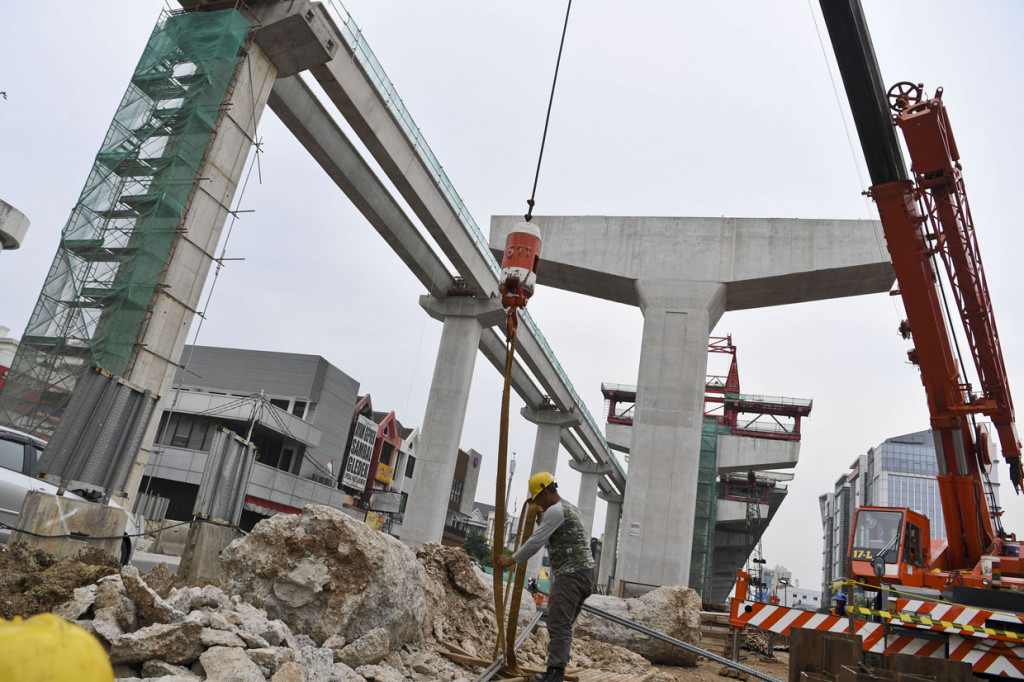 Pembangunan jalan tol ini mengadopsi konstruksi jalan layang yang terintegrasi dengan transportasi umum Bus Rapid Transit (BRT).