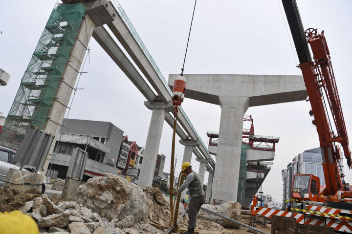 Pembangunan jalan tol ini mengadopsi konstruksi jalan layang yang terintegrasi dengan transportasi umum Bus Rapid Transit (BRT).