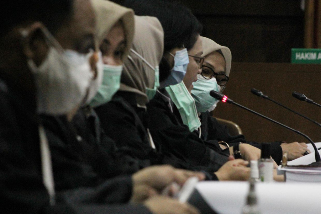 Sidang pembacaan tuntutan oleh jaksa penutut umum (JPU) terhadap keduanya seharusnya menjalani sidang tuntutan pada Kamis, 24 September 2020, lalu, namun ditunda dikarenakan Direktur Utama PT Hanson International Tbk. Benny Tjokrosaputro dirawat karena positif Covid-19.