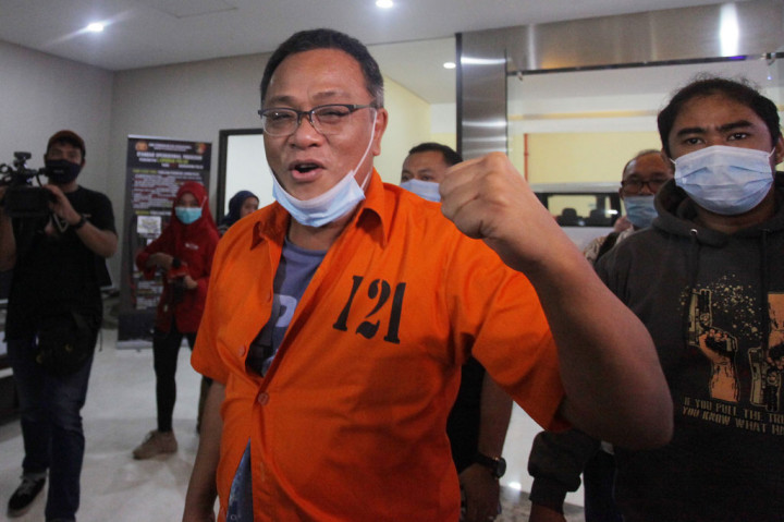 Tersangka Petinggi Komite Eksekutif Koalisi Aksi Menyelamatkan Indonesia (KAMI) Jumhur Hidayat mengepalkan tangannya saat tiba untuk menjalani pemeriksaan di gedung Bareskrim Polri, Jakarta, Jumat, 16 Oktober 2020.