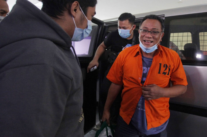 Sebelumnya, penyidik Direktorat Tindak Pidana Siber Bareskrim Polri telah menetapkan tiga aktivis sebagai tersangka pelanggaran Undang-undang ITE. Ketiganya yakni Syahganda Nainggolan, Jumhur Hidayat, dan Anton Permana.