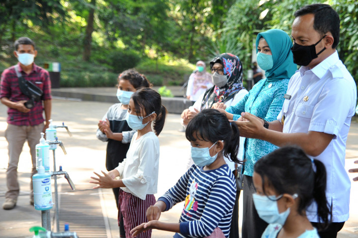 Wali Kota Bogor Bima Arya (kanan) bersama anak-anak mengikuti gerakan delapan langkah mencuci tangan pakai sabun saat peringatan Hari Cuci Tangan Pakai Sabun (HCTPS) Sedunia Tahun 2020 di Taman Eskpresi, Kota Bogor, Jawa Barat.