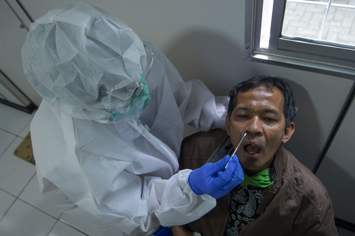 Petugas melakukan tes usap antigen pada salah satu karyawan di laboratorium mini di kantor Badan Pengawasan Keuangan dan Pembangunan (BPKP), Jakarta.