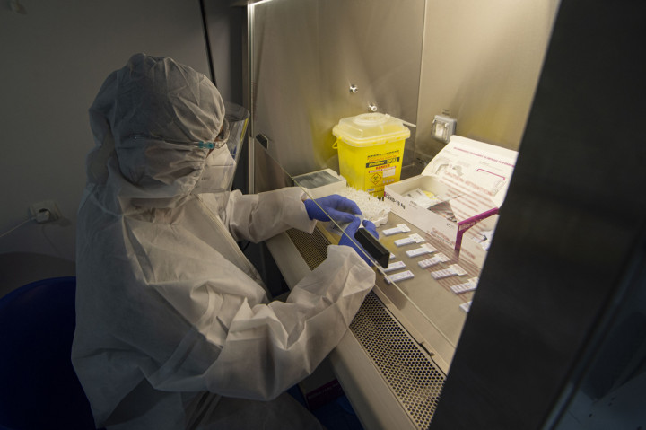 Petugas memproses hasil sampel tes usap antigen karyawan di laboratorium mini di kantor Badan Pengawasan Keuangan dan Pembangunan (BPKP), Jakarta.