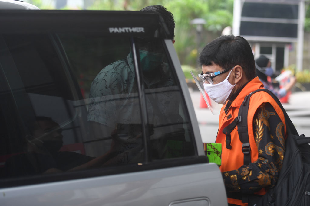 Rahardjo juga diwajibkan untuk membayar uang pengganti sebesar Rp15,14 miliar sesuai dengan keuntungan yang ia terima.