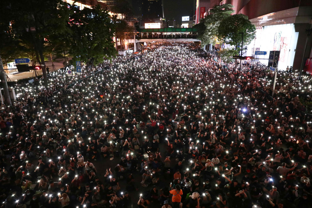 Potret lautan demonstran Thailand yang berkumpul untuk menentang pemerintah yang telah menindak keras unjuk rasa pro-demokrasi yang digelar selama beberapa bulan terakhir. AFP Photo/Jack Taylor