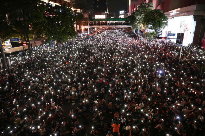 Potret lautan demonstran Thailand yang berkumpul untuk menentang pemerintah yang telah menindak keras unjuk rasa pro-demokrasi yang digelar selama beberapa bulan terakhir. AFP Photo/Jack Taylor