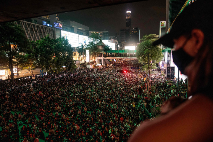 Para demonstran tetap berdemo di jalanan Bangkok meskipun ada penetapan dekrit darurat dan penangkapan para aktivis. AFP Photo/Jack Taylor 