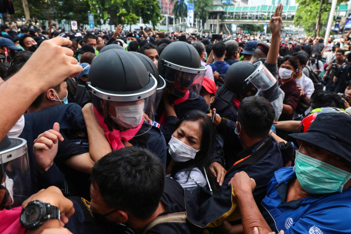 Setelah dekrit darurat diumumkan pada Kamis, 15 Oktober 2020, pagi waktu setempat, ratusan polisi antihuru-hara dikerahkan untuk membubarkan para demonstran yang berkemah di luar kantor PM Thailand sejak semalam. AFP Photo/Jack Taylor