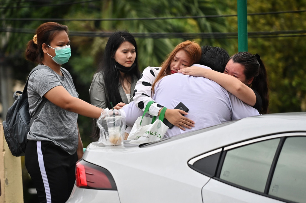 Polisi Thailand menangkap dua aktivis pro demokrasi atas tuduhan melakukan kekerasan kepada Ratu Suthida saat menggelar aksi di Bangkok. AFP Photo/Lilian Suwanrumpha