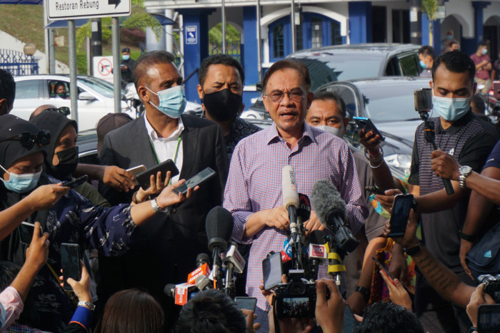 Pemimpin oposisi Malaysia yang juga Presiden Partai Keadilan Rakyat (PKR) Dato' Sri Anwar Ibrahim (tengah) didampingi pengacaranya Ramkapal Singh (kiri) melakukan jumpa pers di depan kantor Polisi Diraja Malaysia (PDRM) Bukit Aman, Kuala Lumpur, Malaysia.