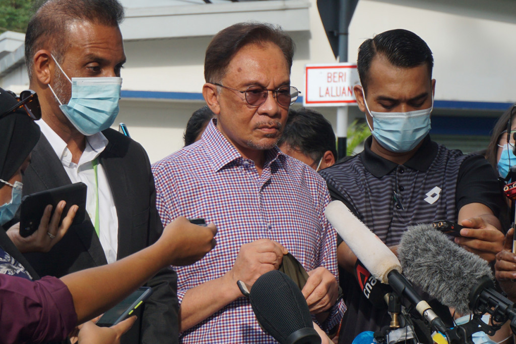 Anwar menilai pemeriksaan terkait pernyataan 121 anggota parlemen yang mendukungnya merupakan upaya untuk menekannya pada saat situasi politik Malaysia yang genting.