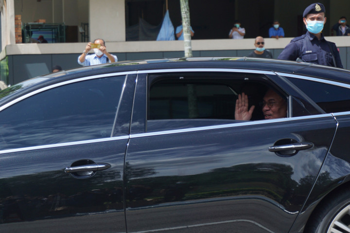 Pemimpin oposisi Malaysia Datuk Seri Anwar Ibrahim keluar dari Istana Negara di Kuala Lumpur, Malaysia.