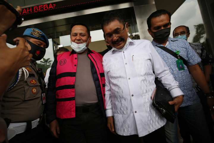 Mantan Kadiv Hubungan Internasional Polri Irjen Pol Napoleon Bonaparte (tengah) mengenakan baju tahanan saat pelimpahan tahap II kasus dugaan pencabutan red notice atas nama Joko Soegiarto Tjandra alias Djoko Tjandra di Kantor Kejaksaan Negeri Jakarta Selatan, Jakarta.