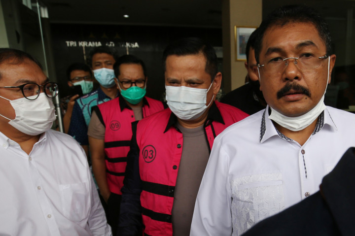 Penyidik Bareskrim Polri melimpahkan tersangka dan barang bukti untuk tersangka Irjen Pol Napoleon Bonaparte, Brigjen Pol Prasetijo Utomo dan pengusaha Tommy Sumardi ke Kejaksaan Negeri Jakarta Selatan untuk segera disidangkan.