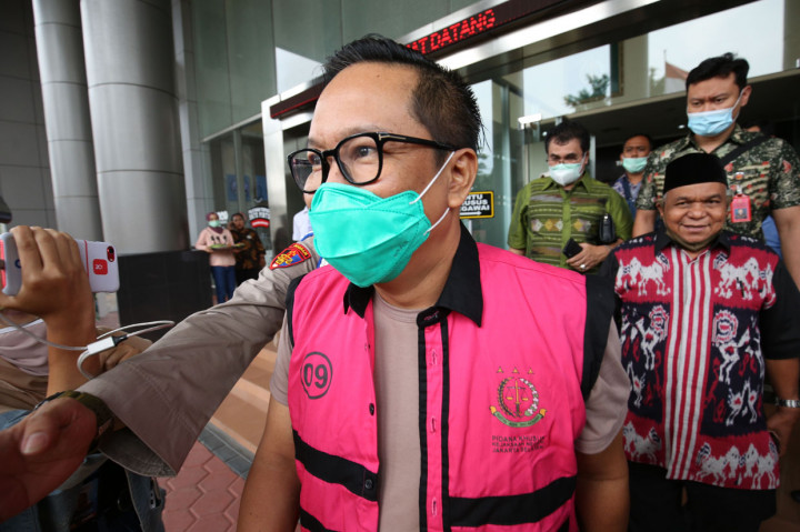 Mantan Karo Korwas PPNS Bareskrim Polri Brigjen Pol Prasetijo Utomo mengenakan baju tahanan saat pelimpahan tahap II kasus dugaan pencabutan red notice atas nama Joko Soegiarto Tjandra alias Djoko Tjandra di Kantor Kejaksaan Negeri Jakarta Selatan, Jakarta.