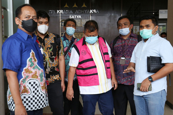 Pengusaha Tommy Sumardi (ketiga kanan) mengenakan baju tahanan saat pelimpahan tahap II kasus dugaan pencabutan red notice atas nama Joko Soegiarto Tjandra alias Djoko Tjandra di Kantor Kejaksaan Negeri Jakarta Selatan, Jakarta.
