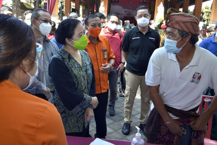 Ketua DPR Puan Maharani (ketiga kiri) dan Menteri Sosial Juliari P Batubara (kedua kanan) meninjau proses penyaluran Bantuan Sosial Tunai (BST) tahap tujuh senilai Rp300 ribu untuk setiap Keluarga Penerima Manfaat di kawasan Desa Dauh Yeh Cani, Badung, Bali.