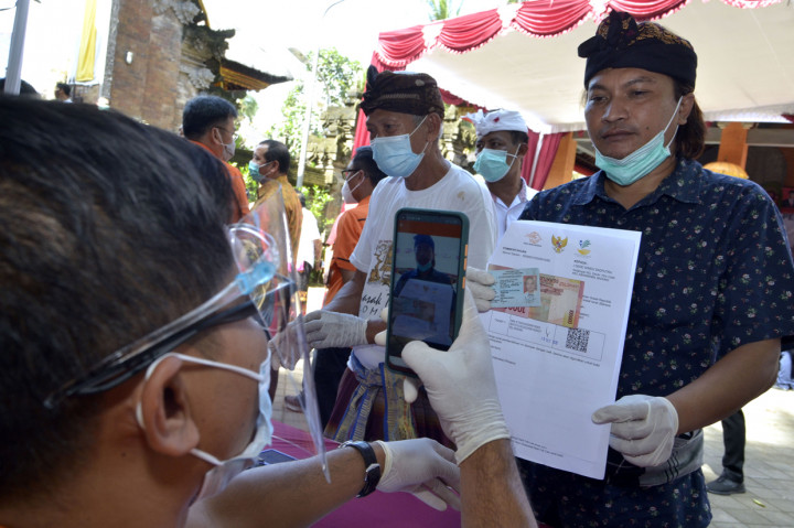Petugas melakukan proses penyaluran Bantuan Sosial Tunai (BST) tahap tujuh senilai Rp300 ribu untuk setiap Keluarga Penerima Manfaat di kawasan Desa Dauh Yeh Cani, Badung, Bali.