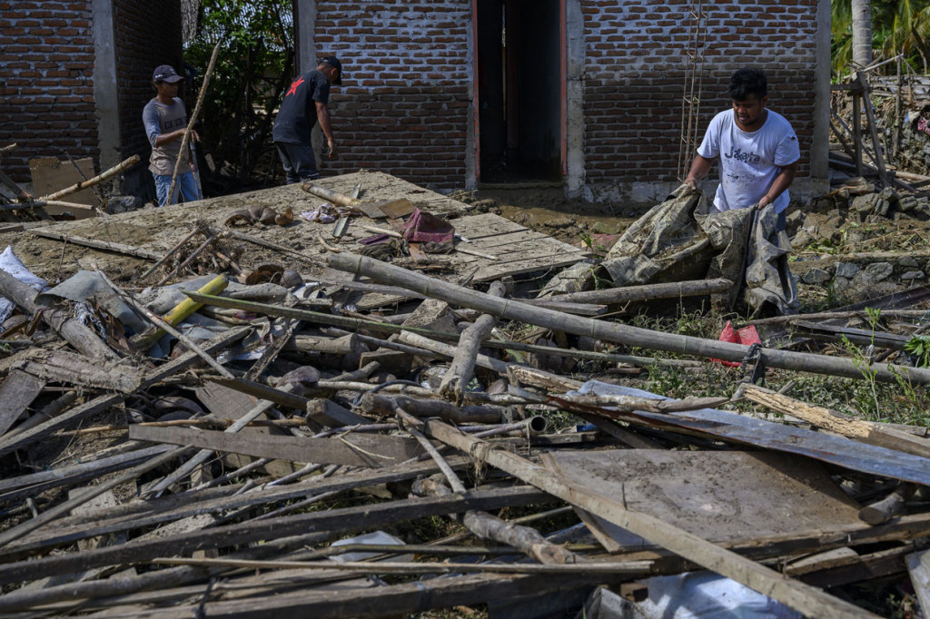 Banjir yang terjadi pada Kamis, 15 Oktober 2020, petang itu mengakibatkan sejumlah rumah warga hilang, rusak berat dan digenangi lumpur di lima desa yang dilewati aliran sungai. 

