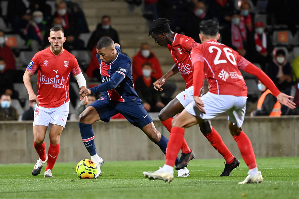 Absennya sejumlah pemain kunci membuat PSG kesulitan untuk membongkar pertahanan Nimes. Justru Nimes memiliki peluang lewat sepakan melengkung Elliason. Sayang bola masih melambung tipis di atas mistar gawang Keylor Navas.