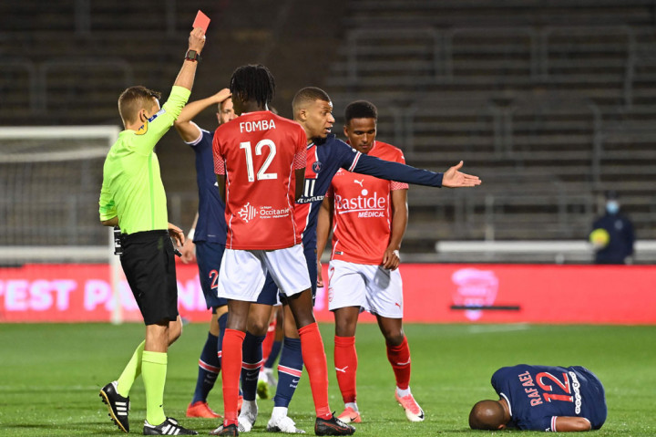 Namun titik balik dominasi PSG muncul saat memasuki menit ke-12. Pemain Nimes Loick Landre harus diusir wasit karena mengangkat kaki terlalu tinggi dan mengenai dada Rafinha. Tanpa basa-basi wasit Clemen Turpin langsung mengganjarnya dengan kartu merah.