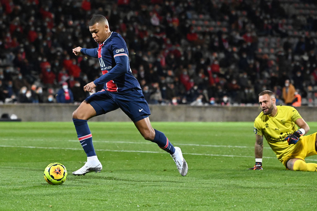 Unggul jumlah pemain langsung dimanfaatkan oleh para pemain PSG untuk mengurung pertahanan Nimes. Gol pertama PSG akhirnya lahir pada menit ke-32, berawal dari umpan terobosan Rafinha kepada Kylian Mbappe. Penyerang timnas Prancis itu kemudian mengelabui kiper Nimes, Baptiste Reynet dan tinggal menceploskan bola ke gawang yang kosong.