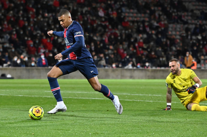 Unggul jumlah pemain langsung dimanfaatkan oleh para pemain PSG untuk mengurung pertahanan Nimes. Gol pertama PSG akhirnya lahir pada menit ke-32, berawal dari umpan terobosan Rafinha kepada Kylian Mbappe. Penyerang timnas Prancis itu kemudian mengelabui kiper Nimes, Baptiste Reynet dan tinggal menceploskan bola ke gawang yang kosong.