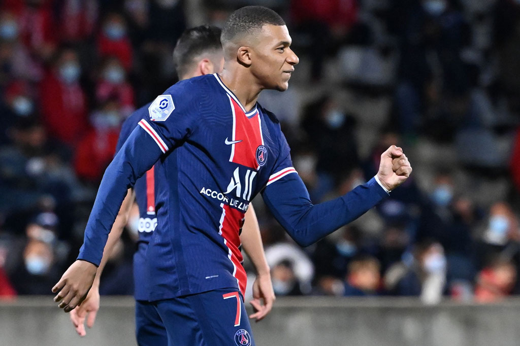 Mbappe melakukan selebrasi usai menjebol gawang tuan rumah. Skor 1-0 bertahan hingga jeda.