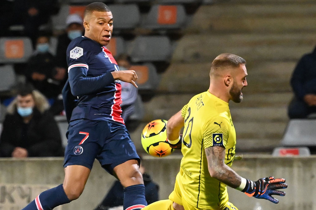 Enam menit berselang, Mbappe kembali menjebol gawang Nimes untuk yang kedua kali. Skema gol kedua Mbappe hampir persis seperti gol pembuka. Kembali menerima umpan terobosan Pablo Sarabia, Mbappe hanya tinggal menyelesaikan dengan sontekan.