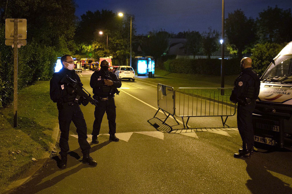 Petugas kepolisian Prancis berjaga di sebuah jalan di Eragny, di mana seorang penyerang ditembak mati oleh polisi setelah memenggal seorang guru pada hari yang sama di Conflans Sainte-Honorine, Jumat, 16 Oktober 2020 waktu setempat.