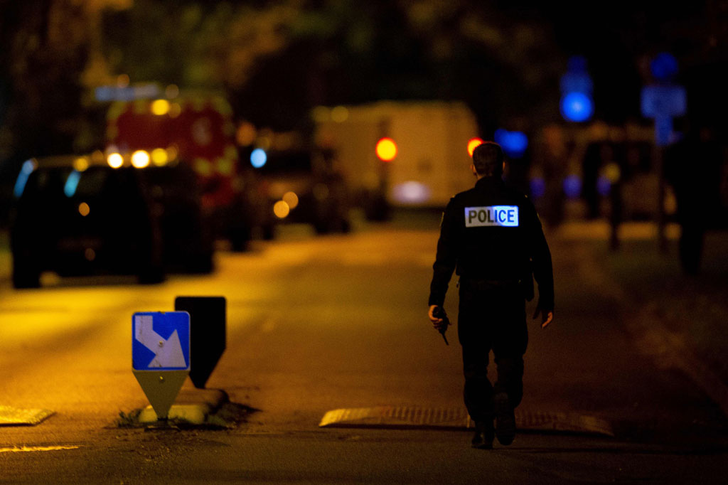 Penyerang, yang identitasnya belum diketahui, ditembak oleh polisi dan kemudian meninggal karena luka-lukanya, kata polisi.