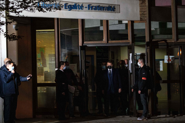 Presiden Emmanuel Macron menyebut serangan tersebut sebagai serangan teroris. 