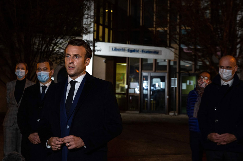 Terlihat terharu, Macron mengatakan bahwa seluruh bangsa siap untuk membela para guru dan bahwa ketidakjelasan tidak akan menang.