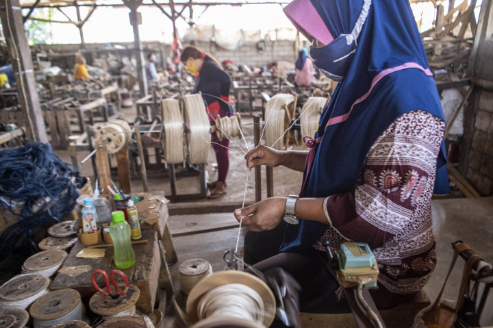 Dengan proses pembuatan secara manual, pembuatan satu buah karpet misalnya, setidaknya memakan waktu hingga dua minggu. Sebelum dianyam, serat abaca harus dipintal dahulu oleh belasan pekerja di ujung ruangan.