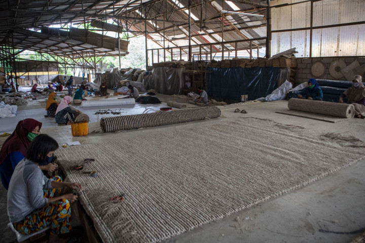 Pria yang bergelar sarjana Fakultas Teknik Universitas Indonesia ini mengklaim, pihaknya merupakan satu-satunya produsen karpet buatan tangan berbahan baku abaca di Tanah Air. Harga karpet yang dijual bervariasi,bergantung pada ukuran. 