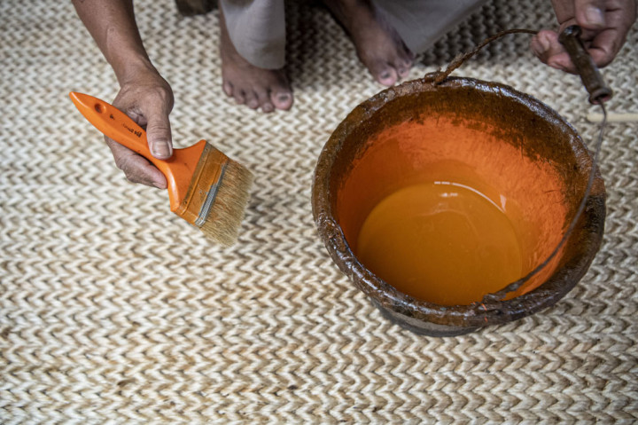 Menurut Djunaedi, biaya produksi dengan menggunakan bahan baku impor juga perlu ditambah dengan pembayaran bea masuk lima persen yang harus disetor ke negara. Dalam satu tahun, dirinya harus membayar USD50 ribu.