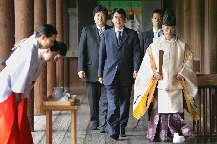 Pendahulunya, Shinzo Abe, juga secara teratur mengirim persembahan-persembahan lewat ajudan pada hari ulang tahun penyerahan Jepang dalam Perang Dunia II, serta festival musim semi dan musim gugur, sementara dia menahan diri mengunjungi secara pribadi untuk menghindari kemarahan Tiongkok dan Korea Selatan. Abe mengunjungi Yasukuni pada 19 September, beberapa hari setelah mundur sebagai pemimpin Jepang.