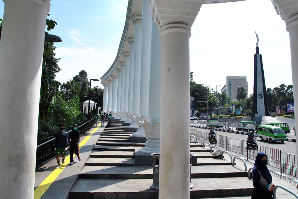 Sejumlah warga berjalan di samping Tepas Lawang Salapan, Kebun Raya Bogor Kota Bogor, Jawa Barat, Sabtu, 17 Oktober 2020.