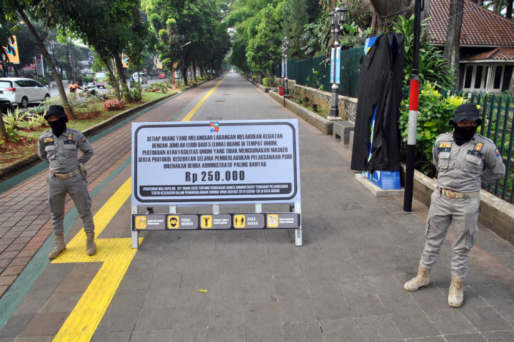 Pada penerapan PSBMK selama dua pekan sebelumnya, pedestrian di seputar KRB tersebut tidak diizinkan untuk digunakan pada akhir pekan. Ada personil Satpol PP yang bertugas menjaga pedestrian tersebut.