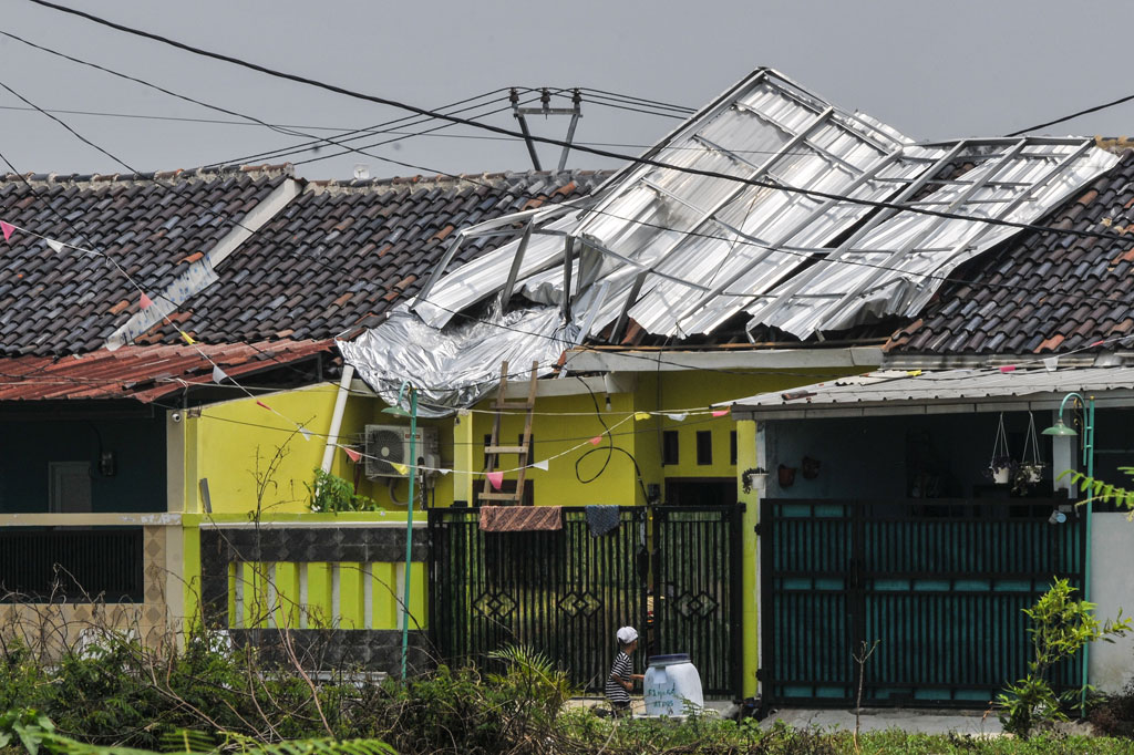 Menurut warga angin kencang yang terjadi pada Jumat, 16 Oktober 2020 pukul 15.00 WIB merusak sedikitnya 10 atap rumah di daerah tersebut.