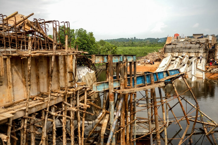 Warga berada di dekat lokasi proyek pembangunan jembatan jerambah gantung yang ambruk, di Pangkalpinang, Kepulauan Bangka Belitung, Sabtu, 17 Oktober 2020. 