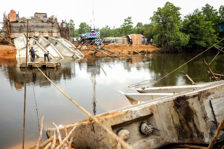 Jembatan alternatif penghubung Kota Pangkalpinang dan Kabupaten Bangka, Kepulauan Bangka Belitung ambruk pada Jumat, 16 Oktober 2020 malam. Belum diketahui penyebab ambruknya jembatan senilai Rp25 miliar tersebut.