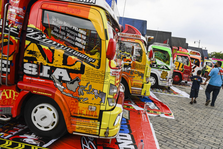 Pengunjung melihat mobil dan truk modifikasi saat Bandung Auto Fest 2.0 di Kiara Artha Park, Bandung, Jawa Barat, Sabtu, 17 Oktober 2020.