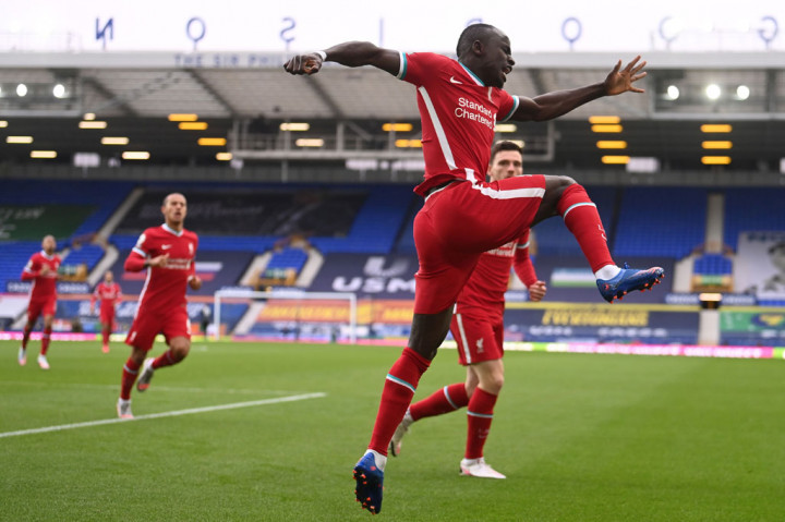 Liverpool membuka keunggulan hanya tiga menit setelah laga dimulai lewat Sadio Mane. Menyambut bola umpan tarik Andy Robertson, tendangan kaki kanan pemain timnas Senegal tersebut gagal diselamatkan kiper Jordan Pickford.